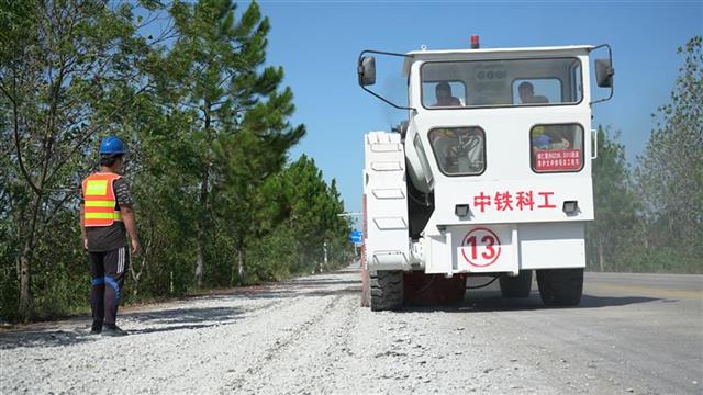 傳統啄木鳥依靠鑽頭蠻力破碎路面,對道路結構破壞嚴重.