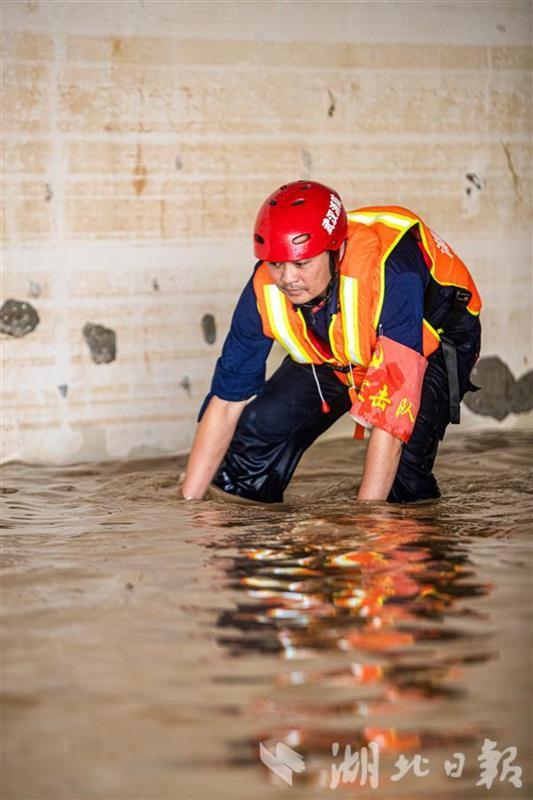 武汉消防员放弃休假,告别刚病愈的孩子驰援河南抗洪救灾一线