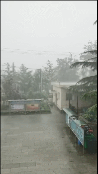 来源:气象北京,焦文红 11日晚,门头沟地区雷电交加.
