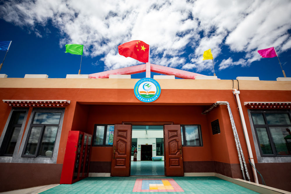 安多县扎仁镇果组双语小学,地处西藏那曲市安多县扎仁镇拉姆措村,平均