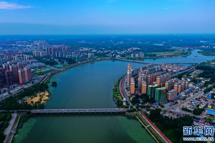 近年来,河南省光山县坚持"生态优先,绿色发展"理念,在官渡河上相继建