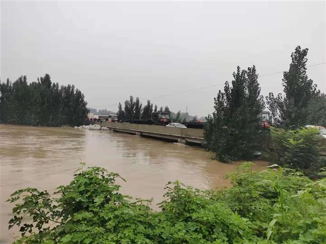 湖北日报记者河南卫辉直击救援之舟不漏一个群众