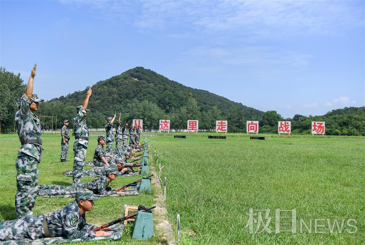 武汉蔡甸区举行民兵集训:女民兵第一次打靶打出5发4中