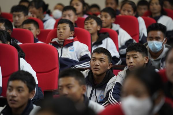 "同学们,你们知道在青藏铁路建成之前,内地西藏班的学生回家,需要转几