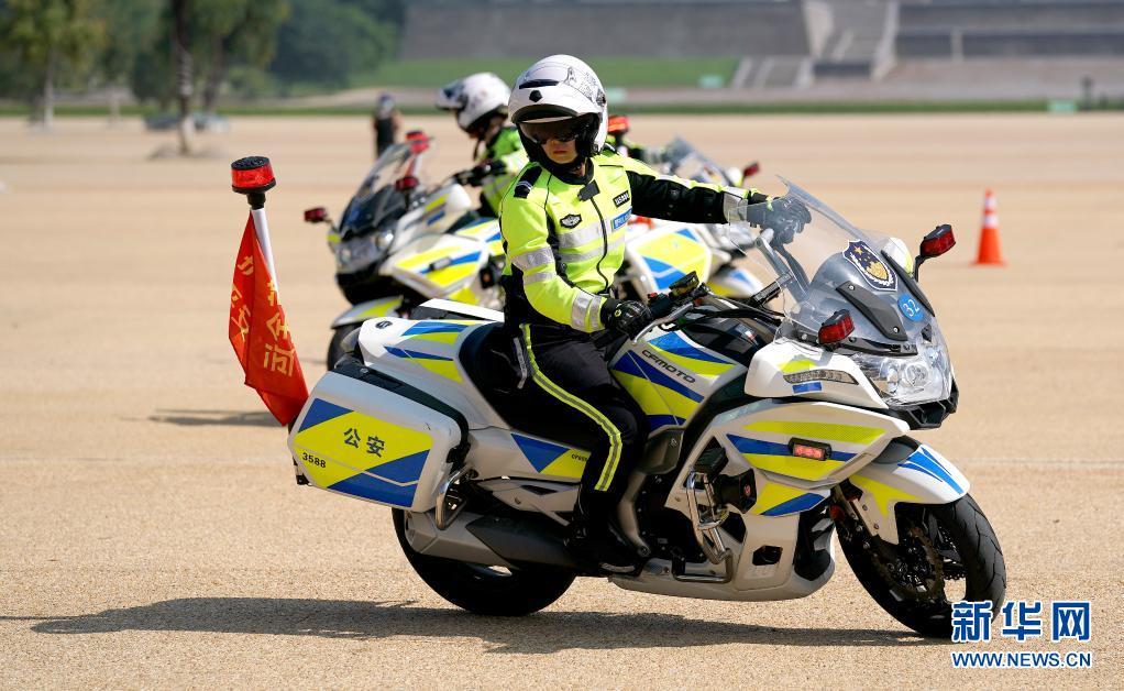 在出征仪式上,女骑警们进行了站立骑行,绕桩,隐蔽骑行等一系列铁骑