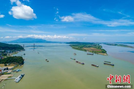 航拍江西鄱阳湖口现"江湖两色"景观