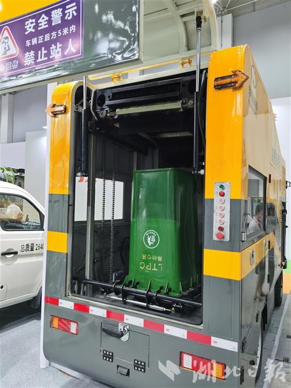 钟祥皖信公司现场展示的一台垃圾桶清洗车80多秒就可以给容量为120升
