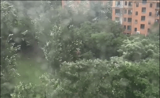 来源:气象北京,焦文红 11日晚,门头沟地区雷电交加.