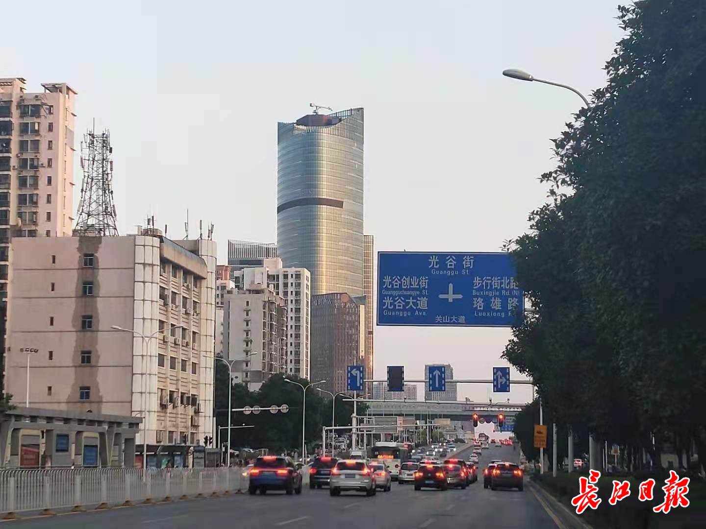 关山大道沿线路口左转道设置.长江日报实习生张海芳 摄