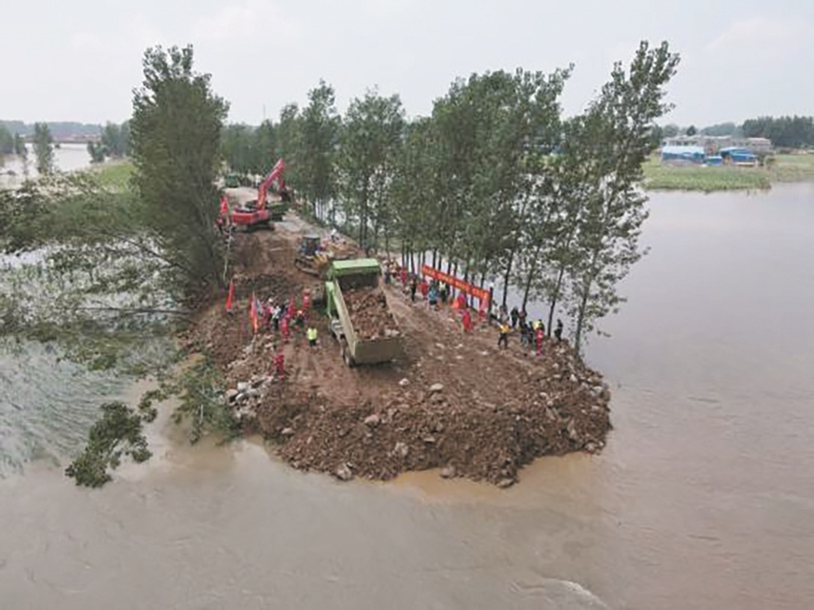 河南强降雨已致58人遇难5人失踪"救援航母"助力鹤壁卫河封堵决口