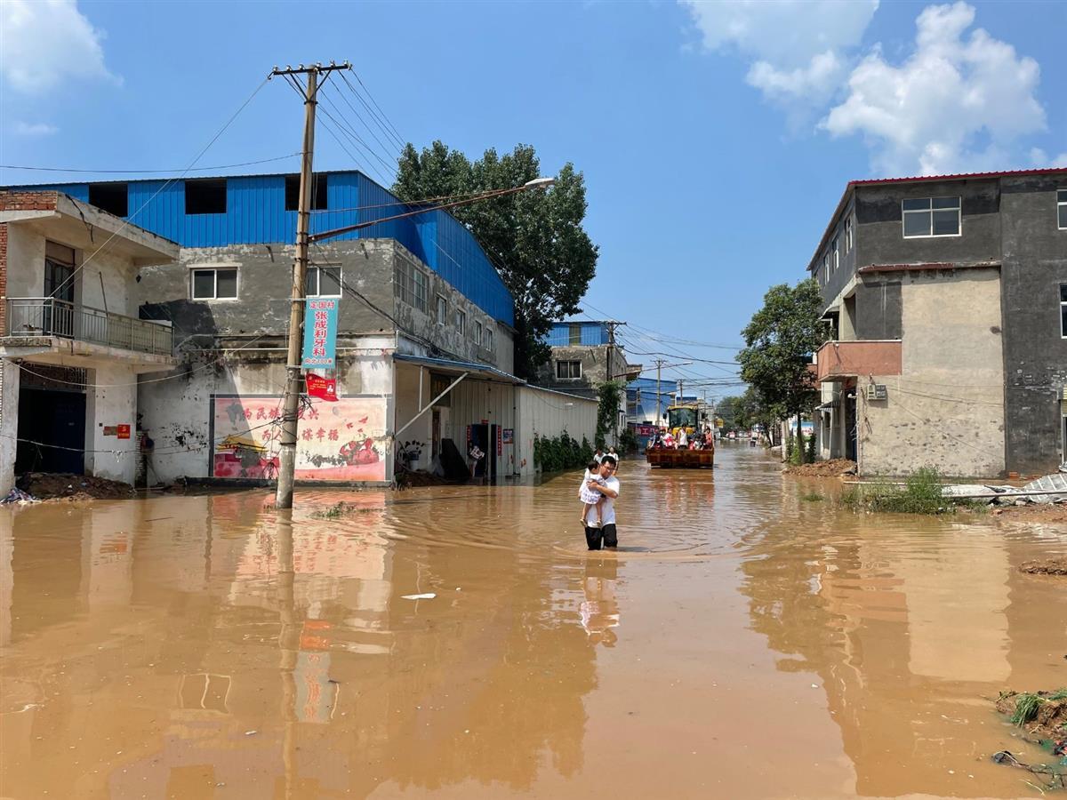 直击河南新乡洪灾:村庄被淹3天水深1米,村民坐铲车转移