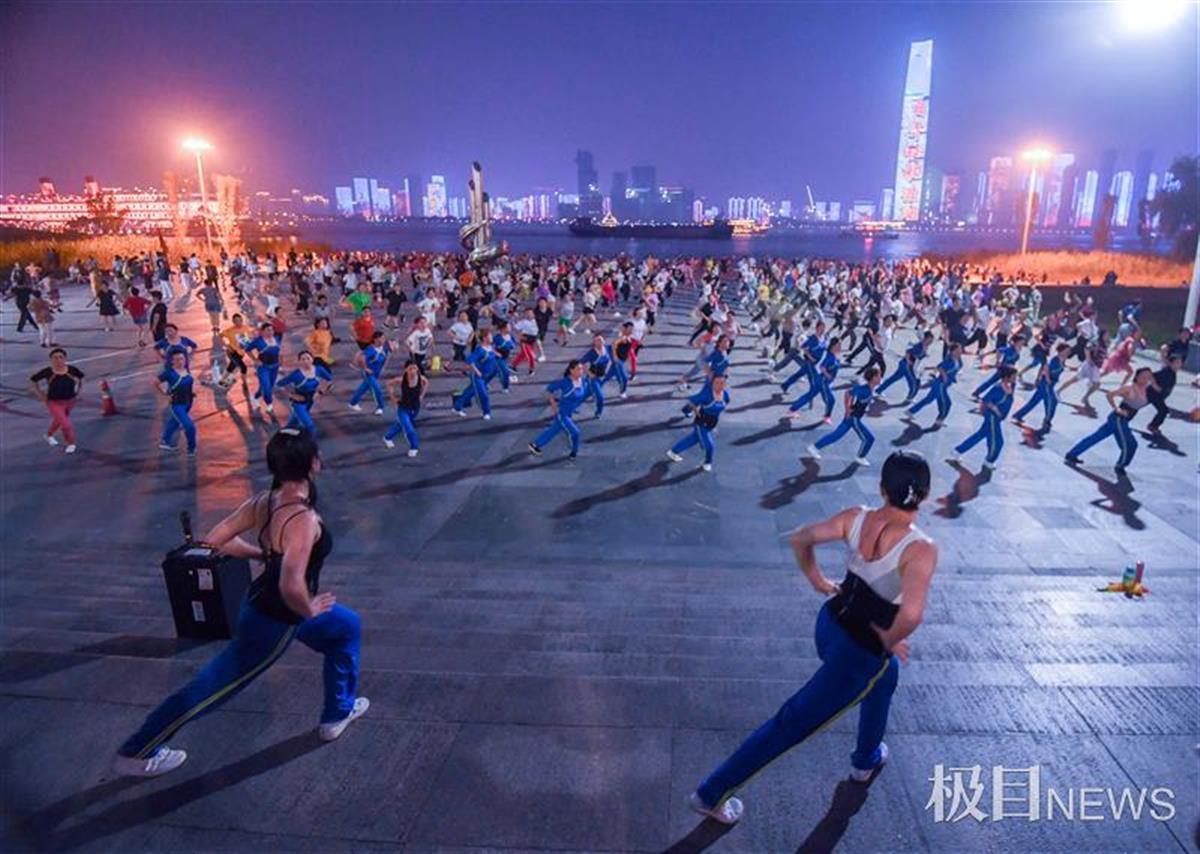 天气放晴,江城人夜晚纳凉健身