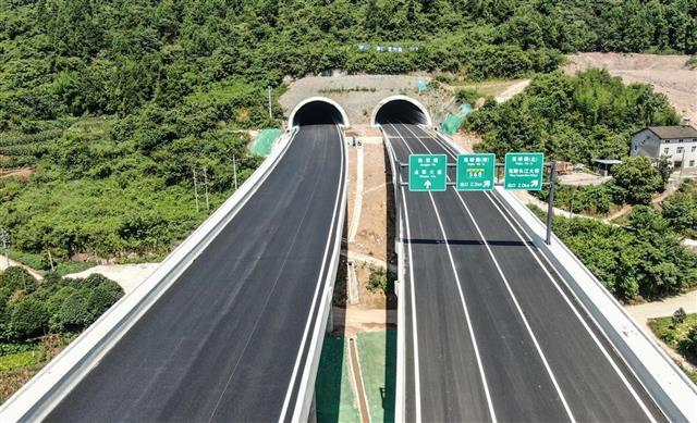 在汉央企中国一冶承建 宜昌江城大道具备通车条件