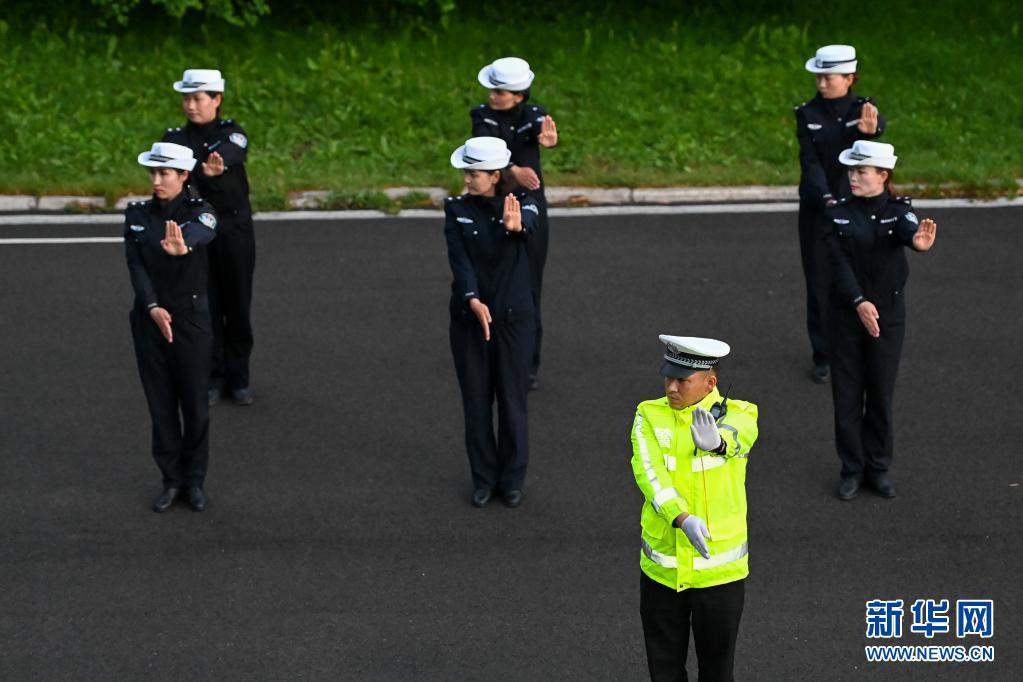 在昭苏县交警大队,女子骑警队在进行道路交通指挥手势培训(6月9日摄)