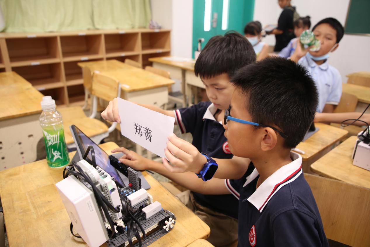 创客大赛上,孩子们设计出人工智能安检机器人