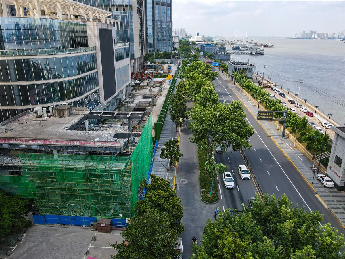 武汉沿江大道一处3层售楼部被拆除,黄陂街附近断头路将被打通