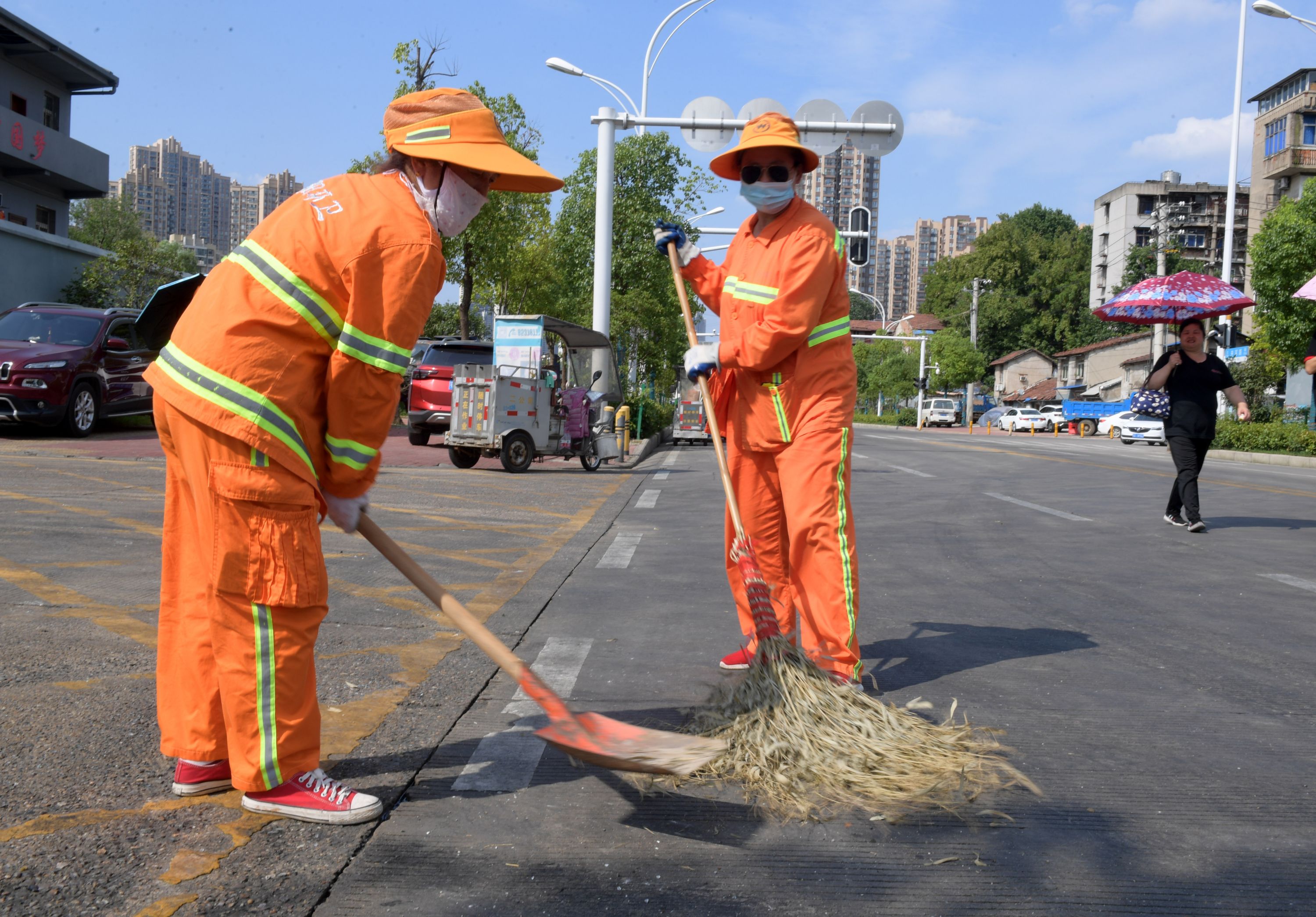 下午2时,这群环卫工在爱心驿站里落脚休息,避开炎炎烈日