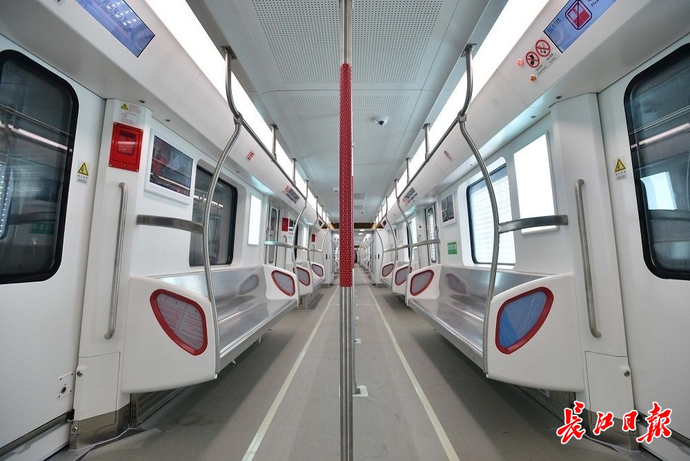 武汉地铁5号线列车亮相:全自动驾驶,乘坐如穿行时空隧道