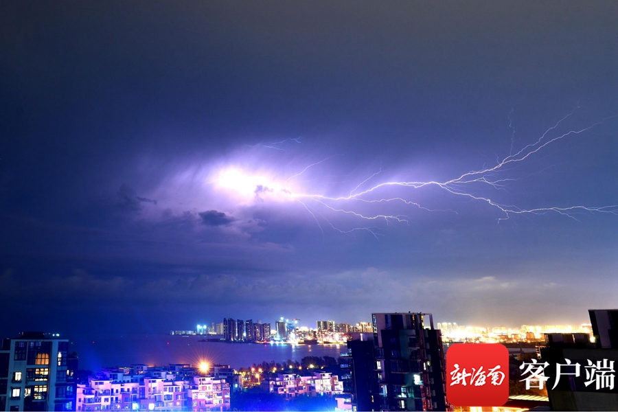 原創組圖丨實拍海口天空電閃雷鳴