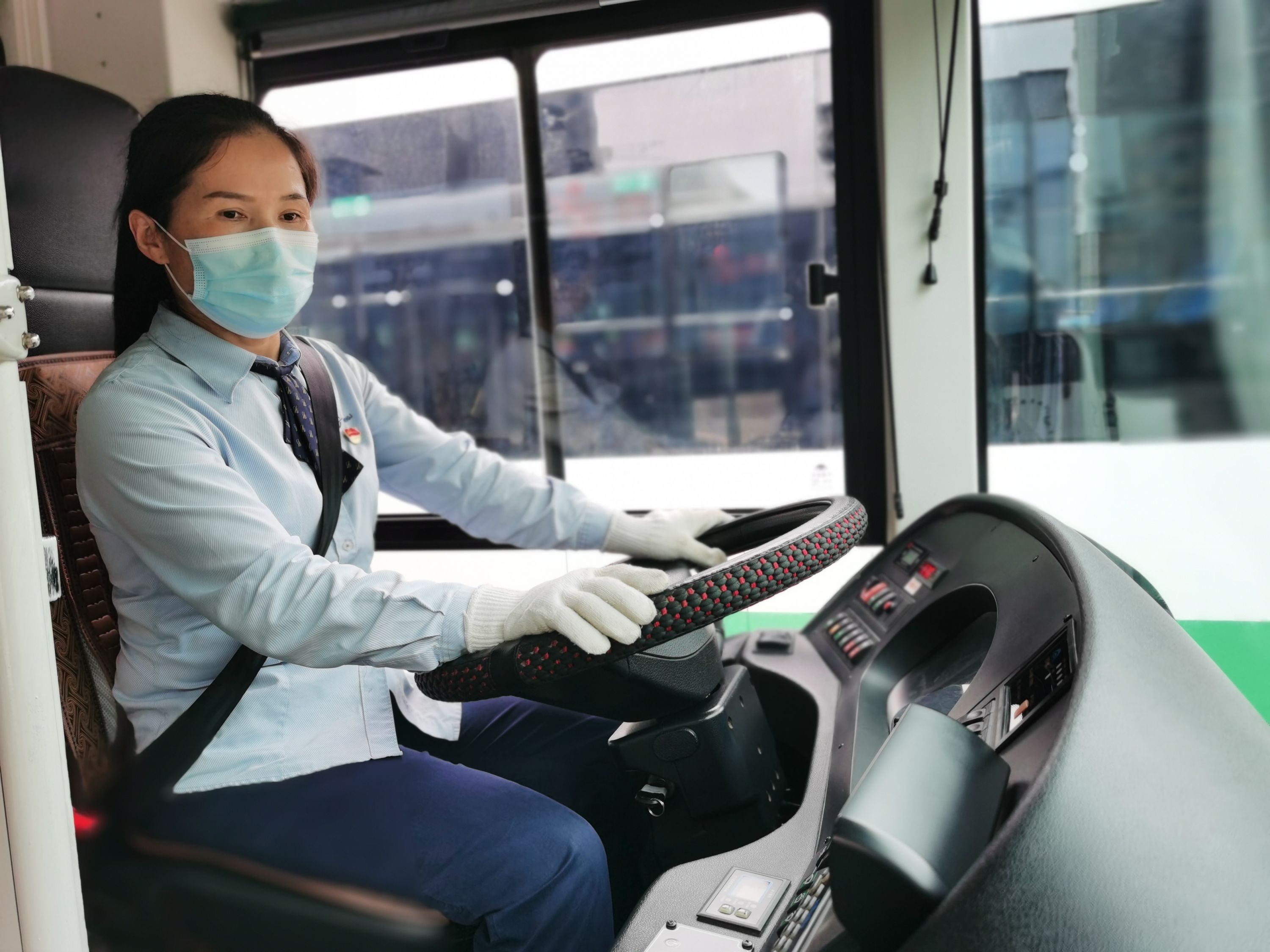 记者郭佳 摄韩凤兰是武汉公交702路一名女司机,进入公交行业13年,她在