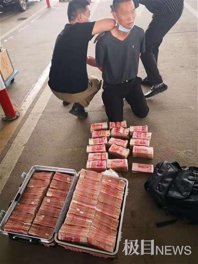 行李箱打开里面全是钱!毒贩刚收到216万现金货款被擒