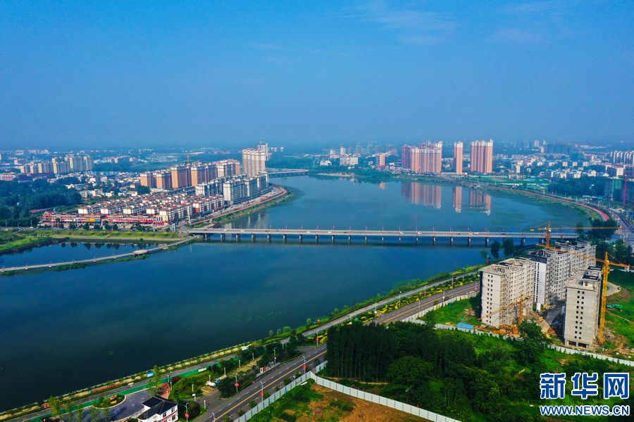 这是7月1日拍摄的河南省信阳市光山县官渡河两岸风光(无人机照片).