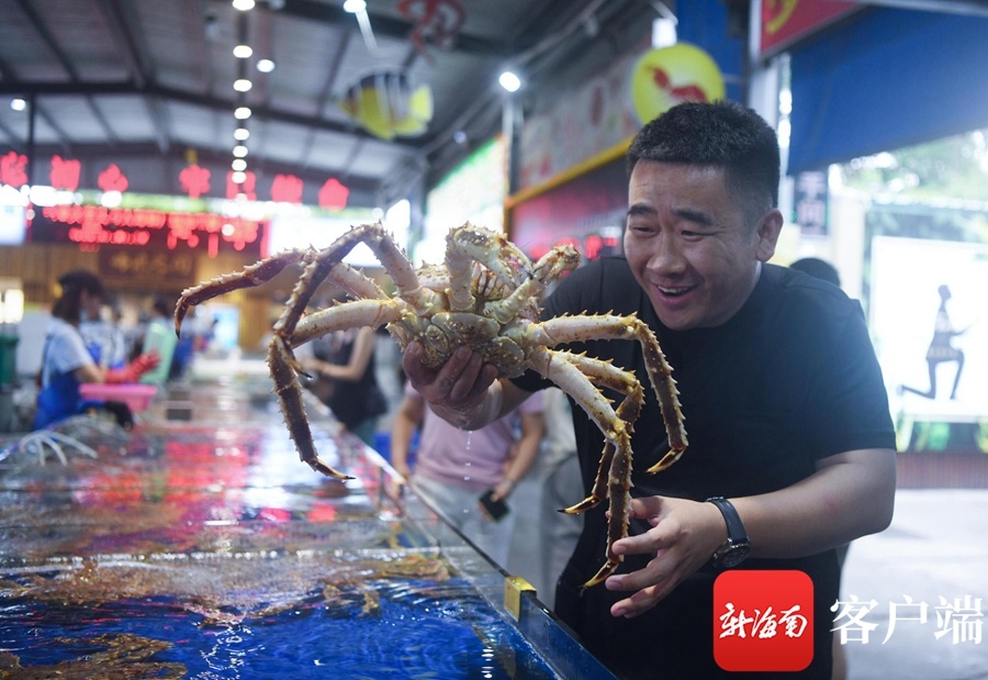 全媒体看海南 | 全媒体采访团探访三亚火车头万人海鲜广场:在这放心吃