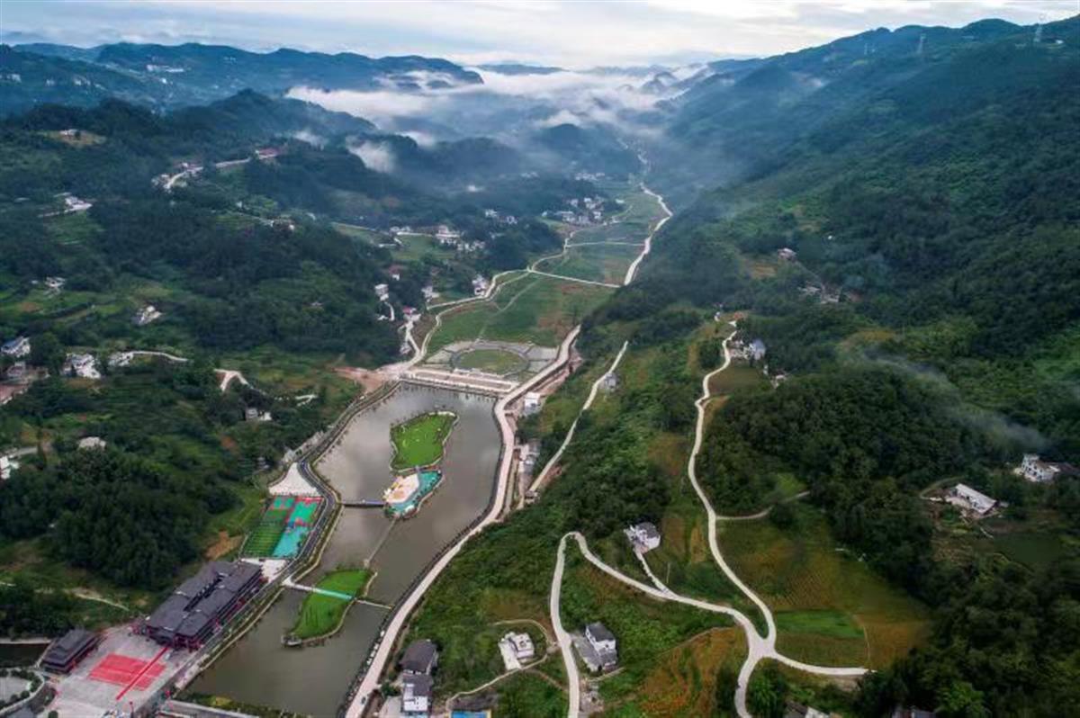 在国家政策和当地致富带头人阳家寿的带领下,洞下槽村打造集休闲观光