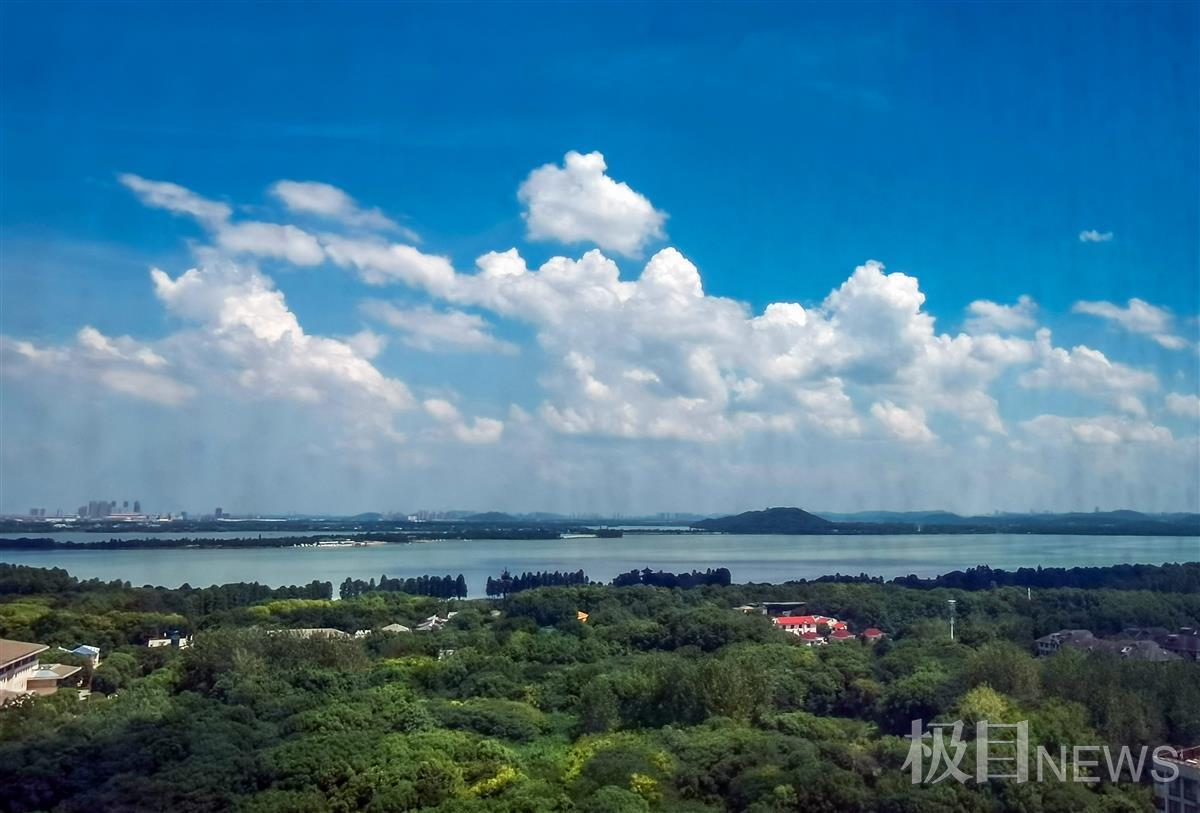 天气晴朗,云彩飞扬