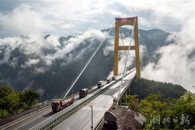 8月24日,地处鄂西境内的沪渝高速公路巴东四渡河特大悬索桥云雾缭绕