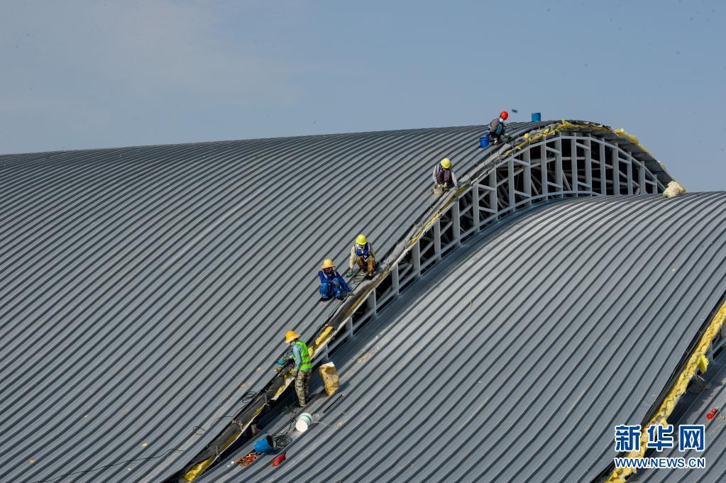 这是8月7日拍摄的喀什机场改扩建工程施工现场.新华社记者 高晗 摄