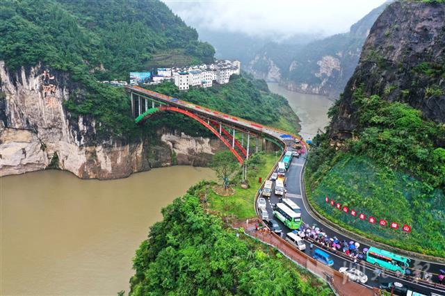 8月18日,宜昌市秭归县九畹溪大桥正在封闭施工,客车在大桥两头接送