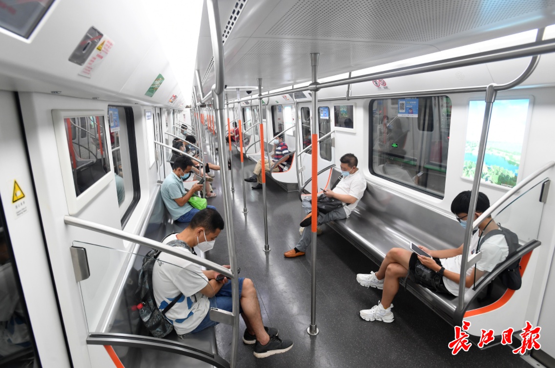 湖的地铁7号线上看到,地铁上的人并不多,乘客乘坐地铁时全程佩戴口罩