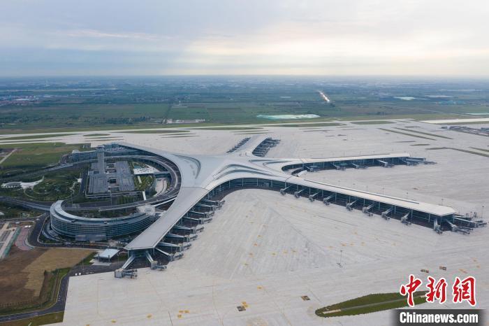 青岛胶东国际机场投运 超薄金属屋面可抗16级大风