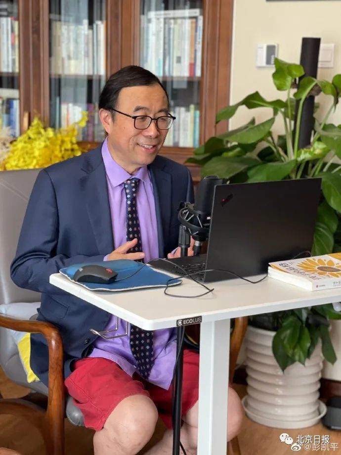 网友感叹:"彭老师的隔离生活好充实!""这个工作照太真实了……"