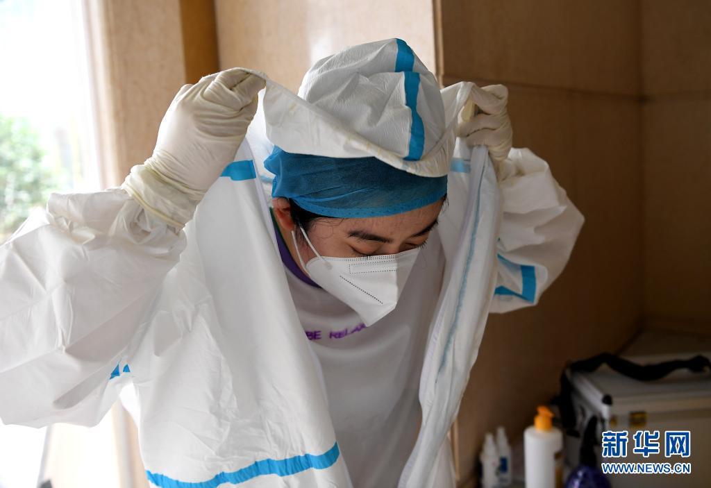 王亚如完成出诊工作后脱下防护服