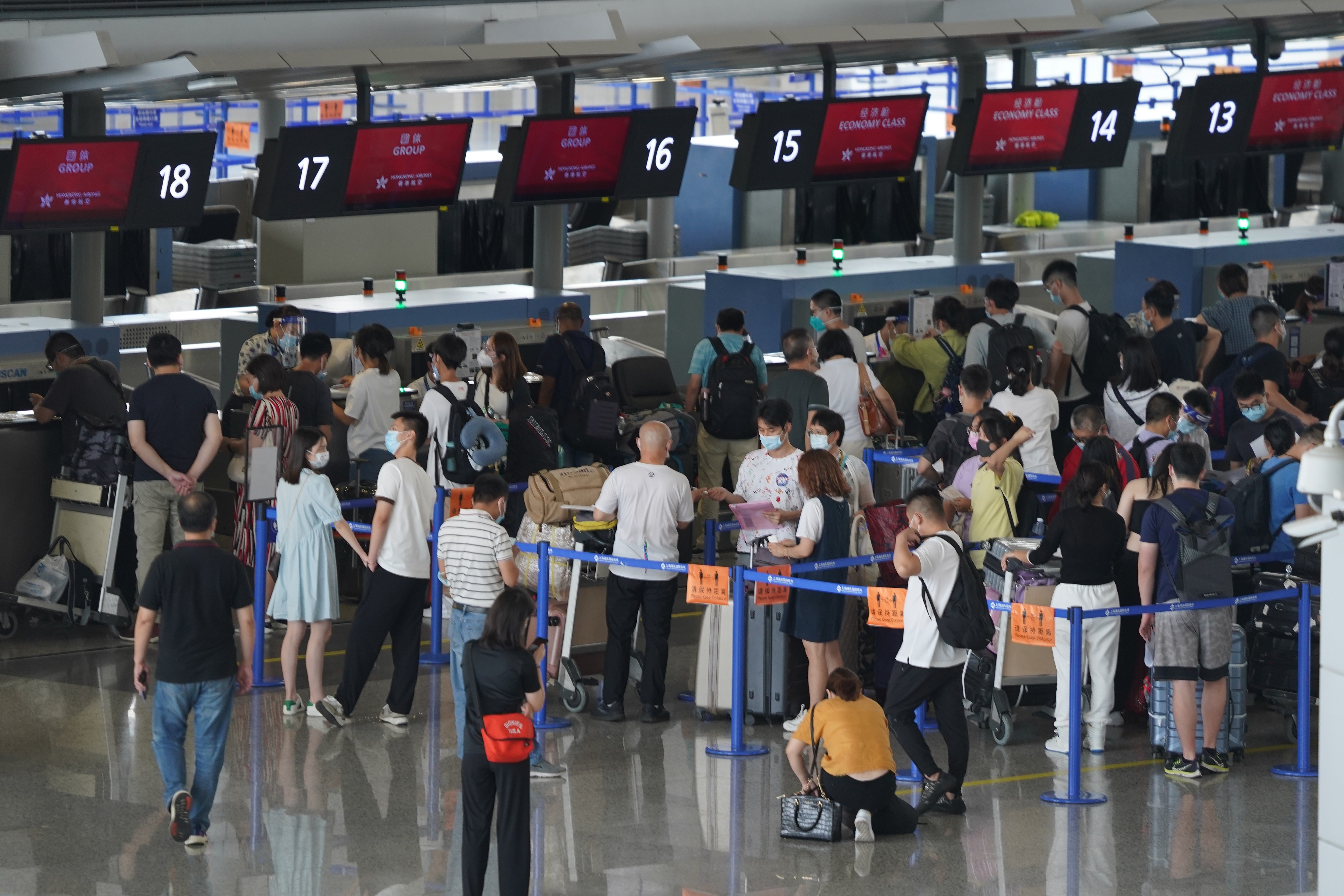 8月19日,上海浦東國際機場,留學生排隊值機.(中國日報記者 高爾強 攝)