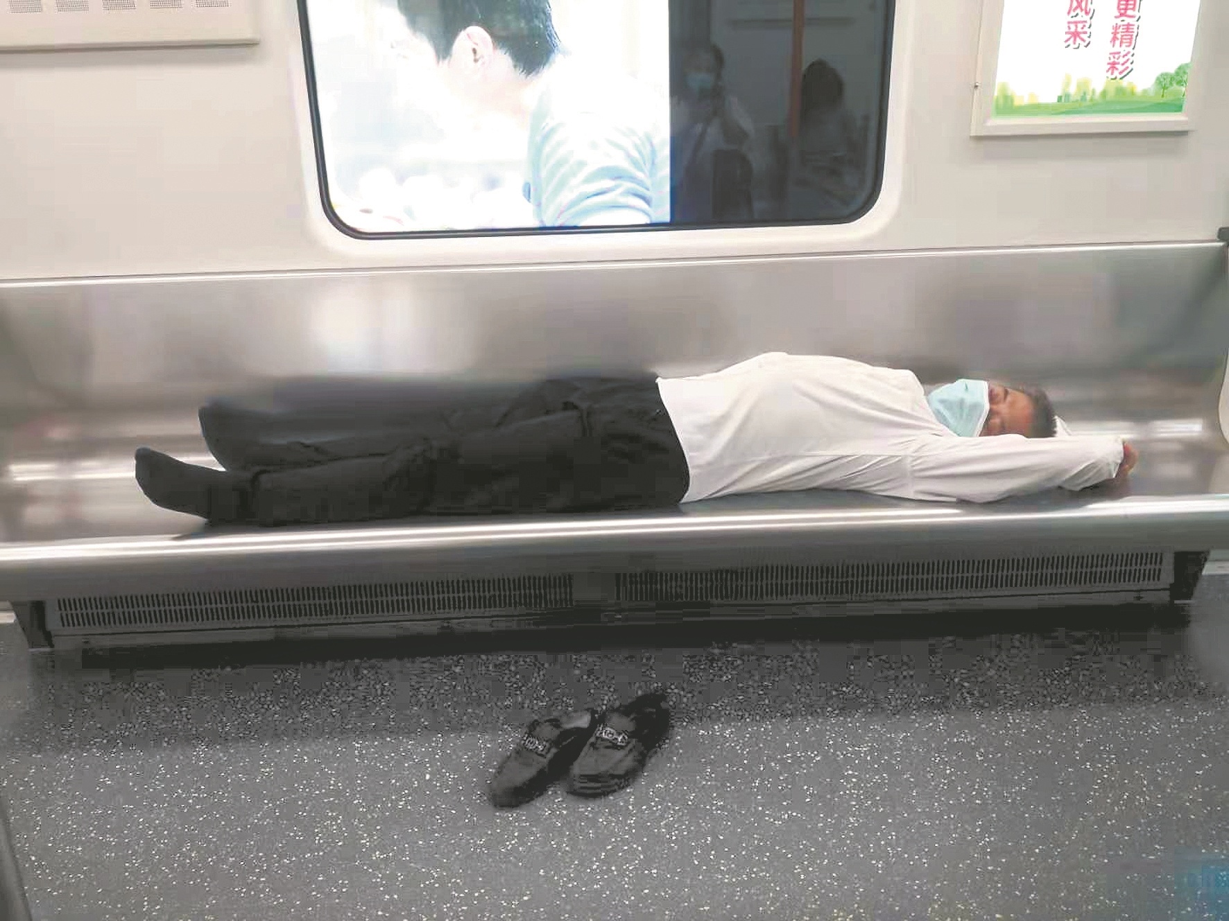 地铁上一男子睡了四个座位乘客拍照谴责其不文明行为