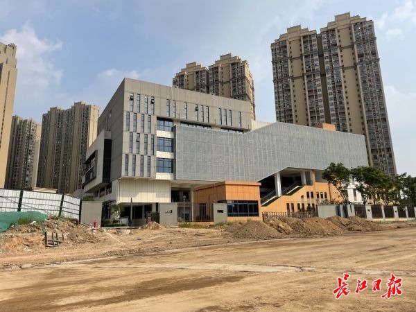 玫瑰园润泽小学门前的郭琴西路主体已初具规模.