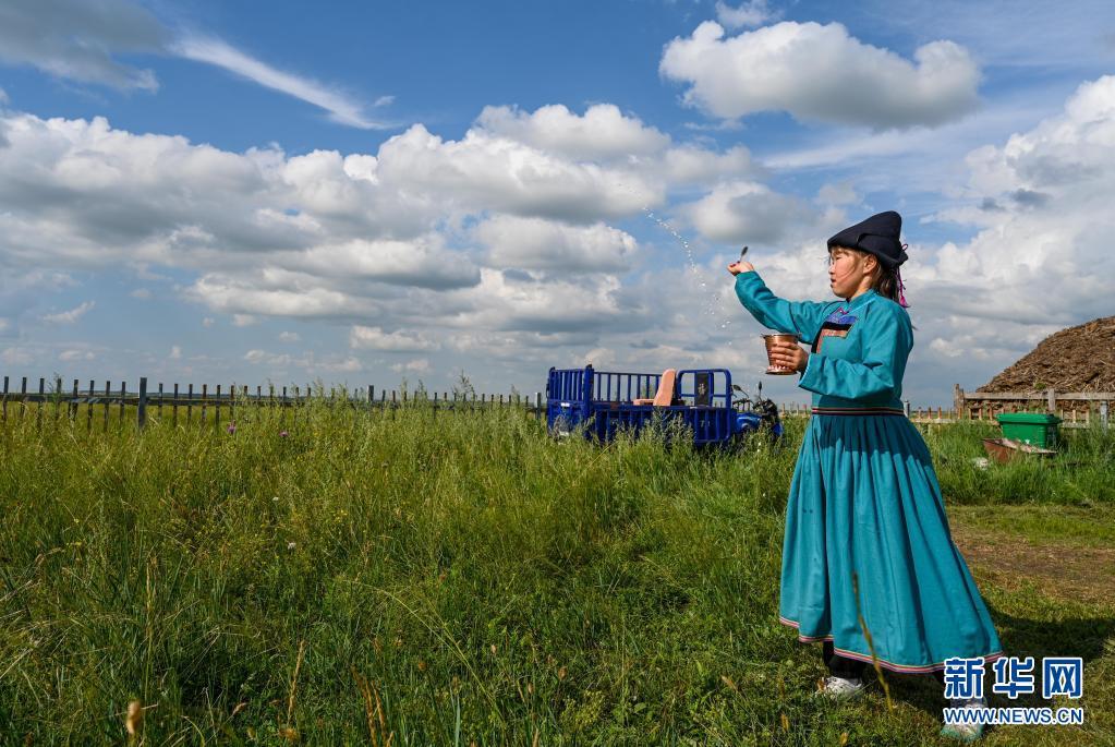 新华全媒天边草原看蒙古族女孩的别样暑假