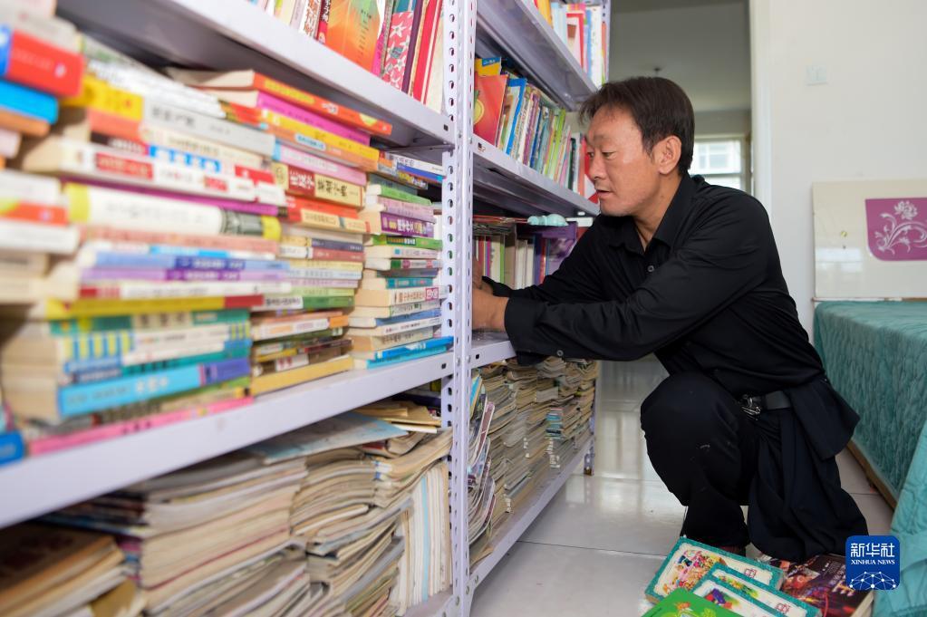 将图书整理归类,登记借阅信息,打扫书屋卫生……妻子尚玉会与丈夫