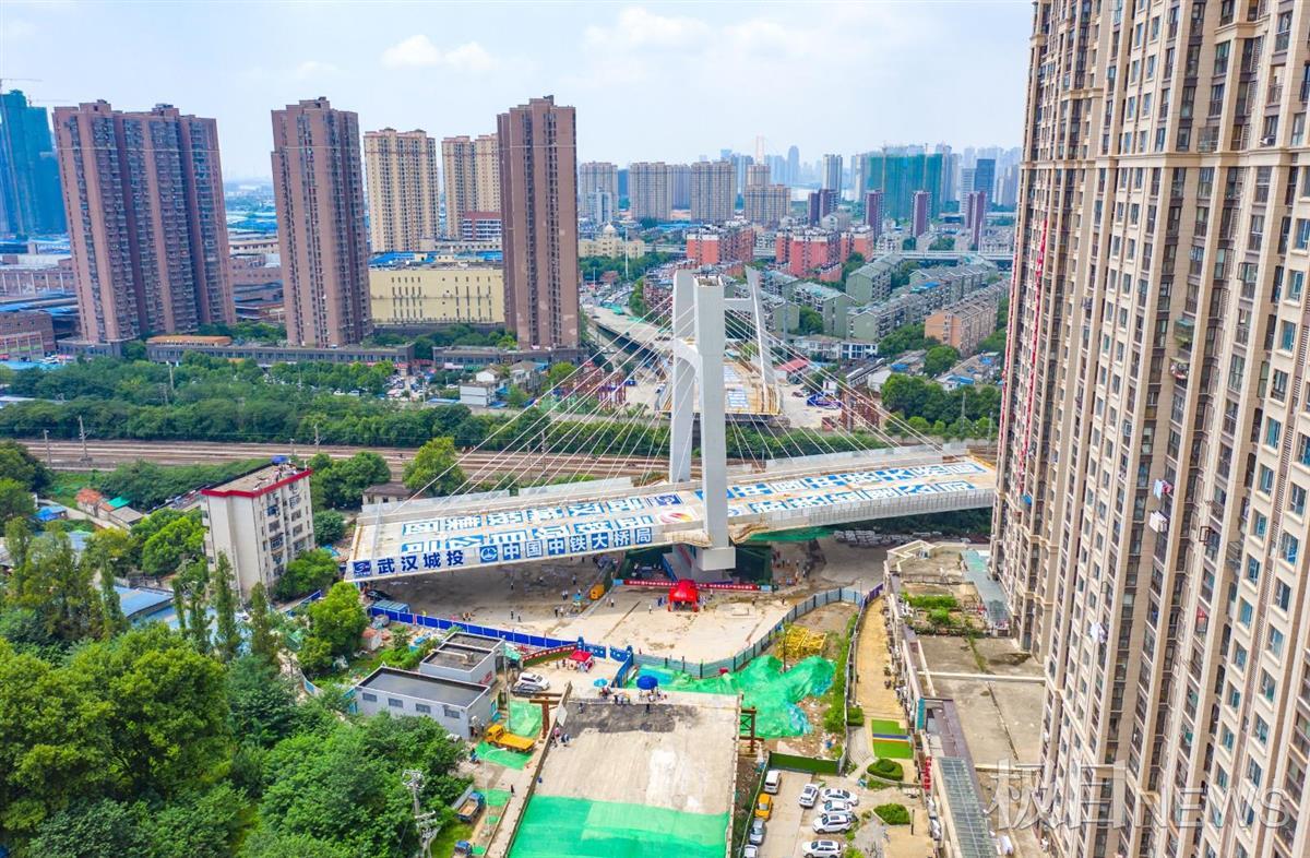 武汉建安街上跨铁路桥完成转体,1.