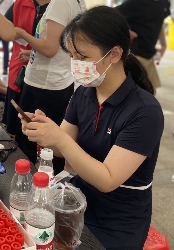 在琴断口街铁桥广场核酸检测点,汉阳区楚才小学党员教师王莹和5位同事