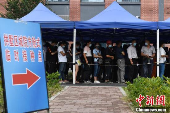 杭州居民排队接种新冠疫苗