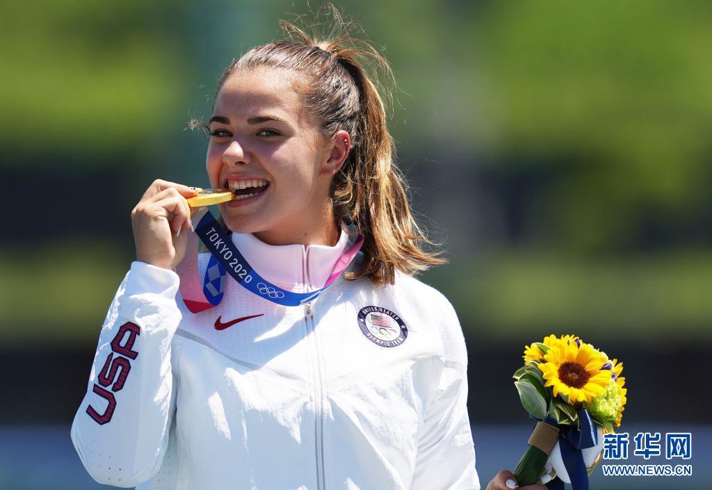 8月5日,美国选手哈里森在皮划艇静水女子200米单人划艇颁奖仪式上.