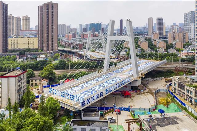 武汉建安街上跨铁路桥完成转体