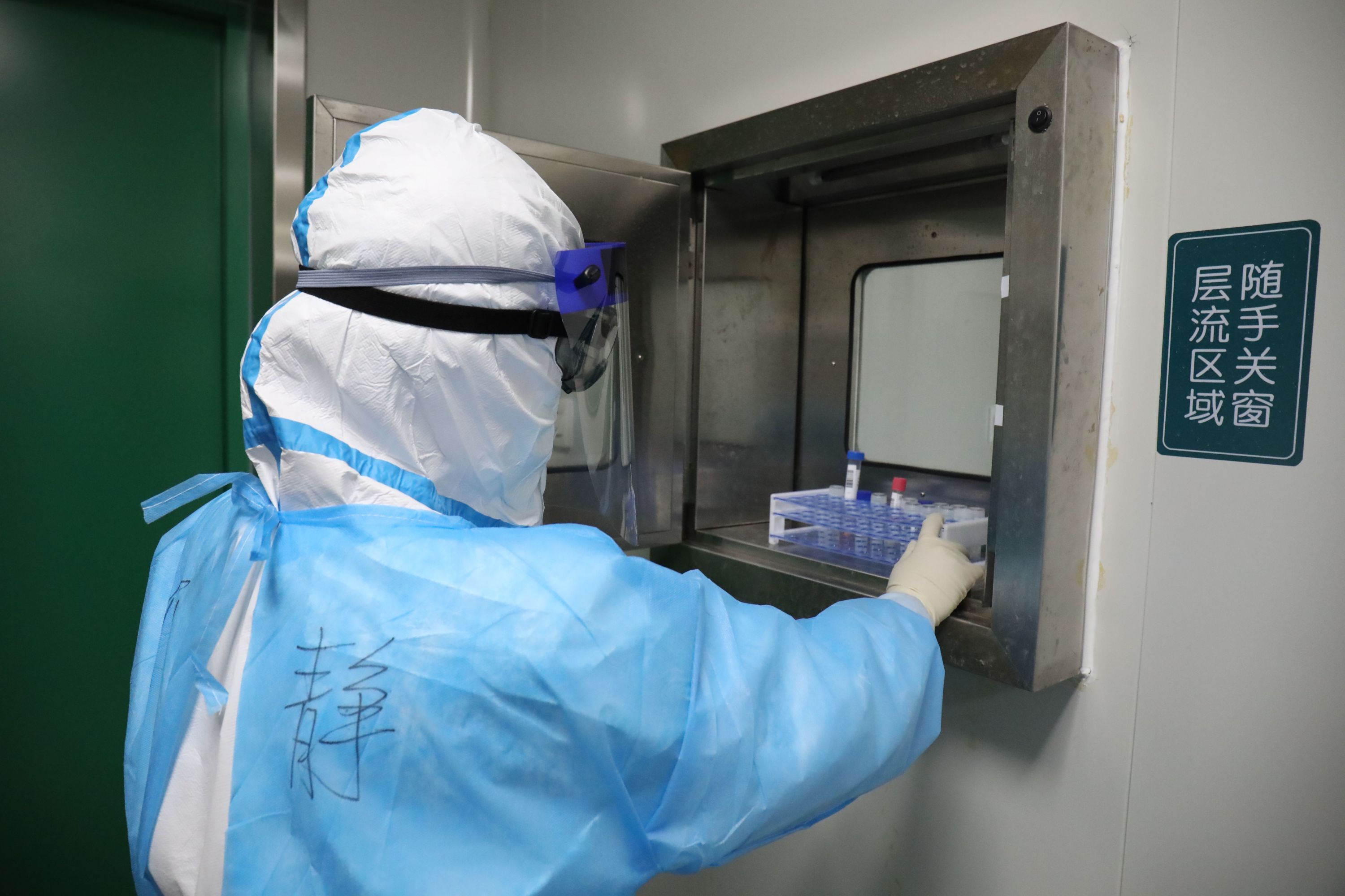 24小时不停歇,检测员累得手都抬不起来,市一医院4天完成核酸检测20万