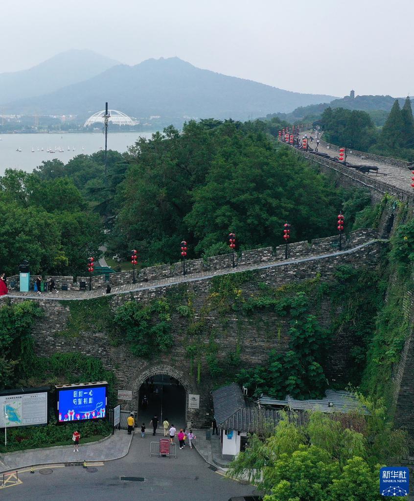 新華全媒 丨南京市旅遊景區室外區域有序恢復開放