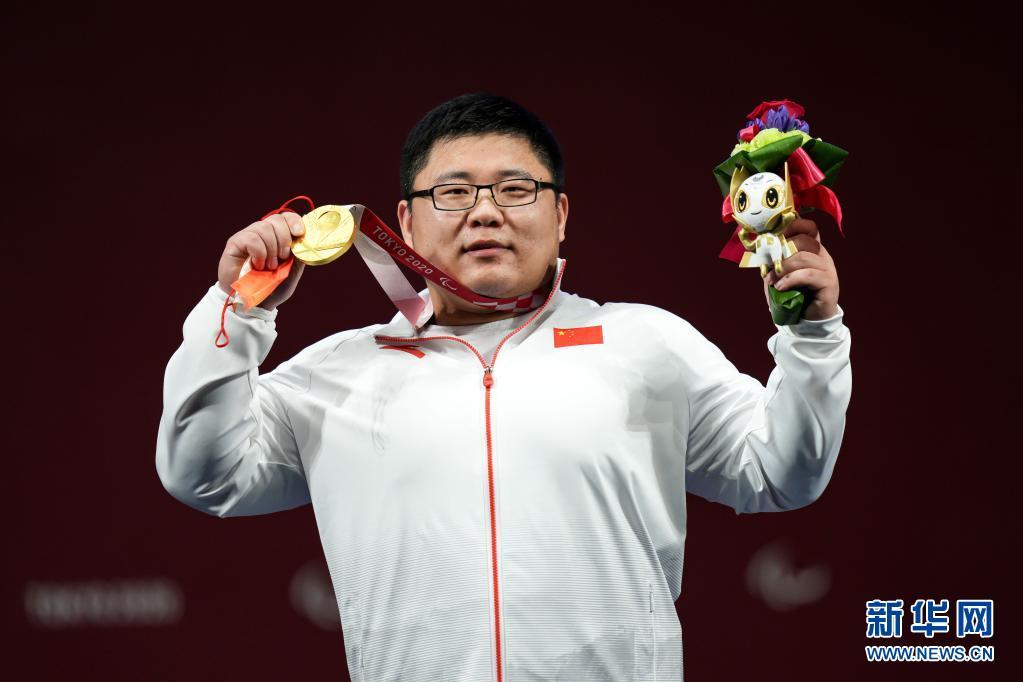 当日,在东京残奥会举重男子97公斤级决赛中,中国选手闫盼盼夺得冠军