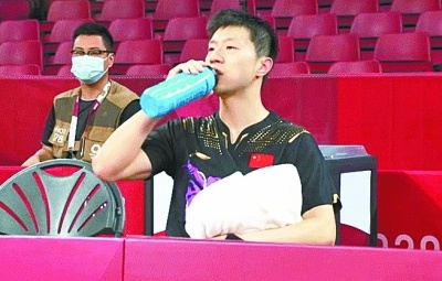 选手们喝水的保温杯也成了网友津津乐道的话题——乒乓球男单冠军马龙